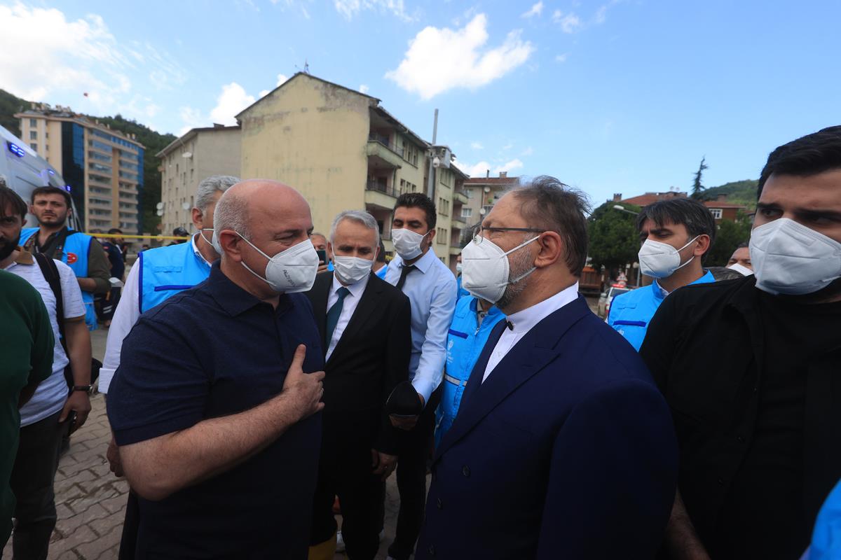 Diyanet İşleri Başkanı Erbaş, sel felaketinin yaşandığı bölgede Cuma hutbesi irad etti