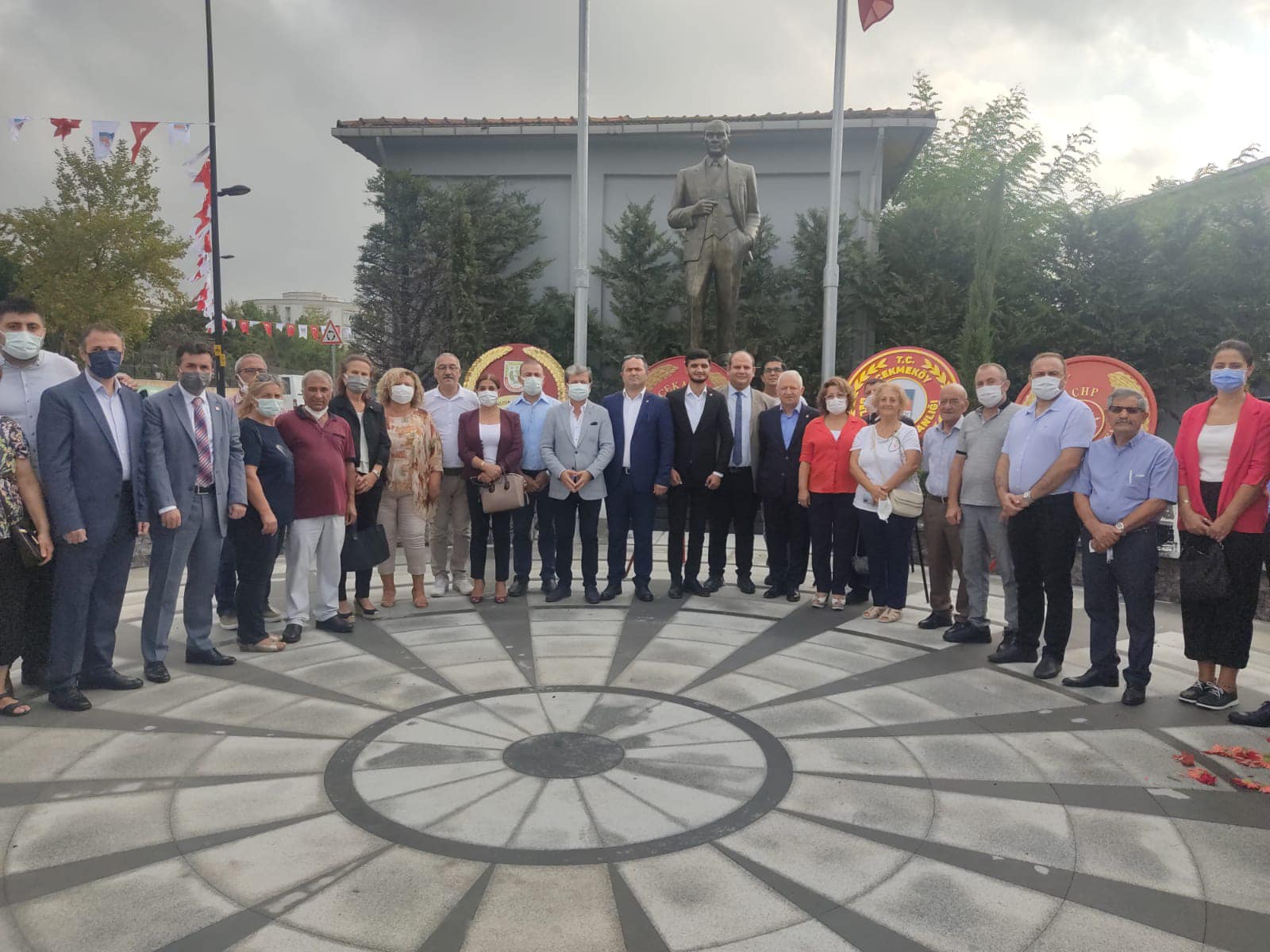 CHP ÇEKMEKÖY ATATÜRK ANITINA ÇELENK SUNARAK ANDI