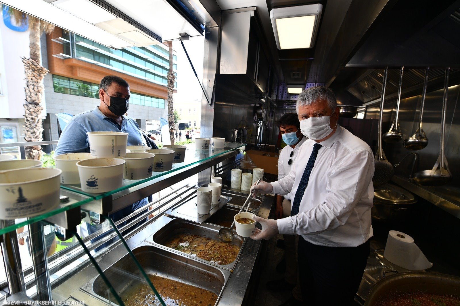 İzmir’de Muharrem ayının bereketi, 3 bin kişilik aşure ikram edildi