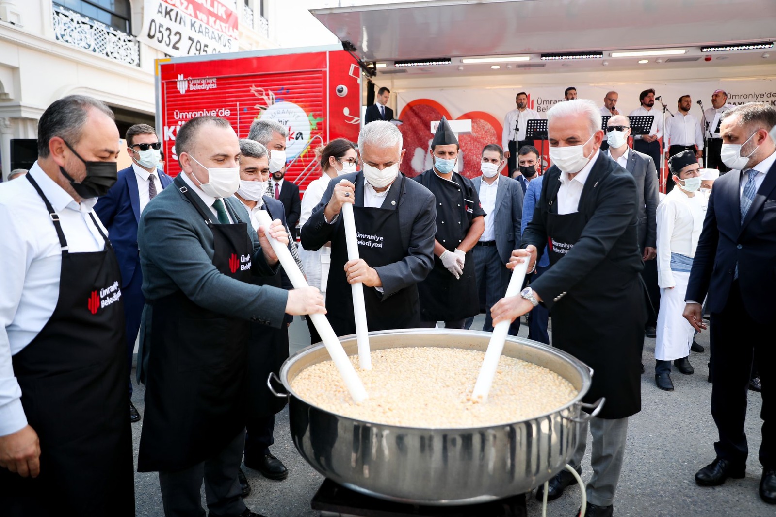 ESKİ BAŞBAKAN BİNALİ YILDIRIM ÜMRANİYE’DE VATANDAŞLARA AŞURE ÇORBASI İKRAMINDA BULUNDU