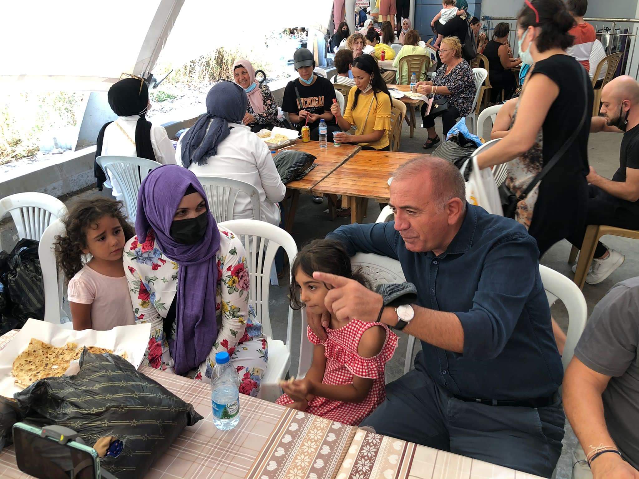 CHP’Lİ TEKİN’E BOŞ PAZAR TORBASINI GÖSTEREN YAŞLI KADIN: “BU SENE DAHA AĞZIMA ŞEFTALİ, İNCİR SÜRMEDİM”