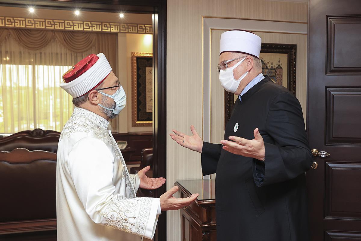 Başkan Erbaş, “Olmazsa olmazımız, Kur’an ve sünnet çizgisine riayet etmektir.