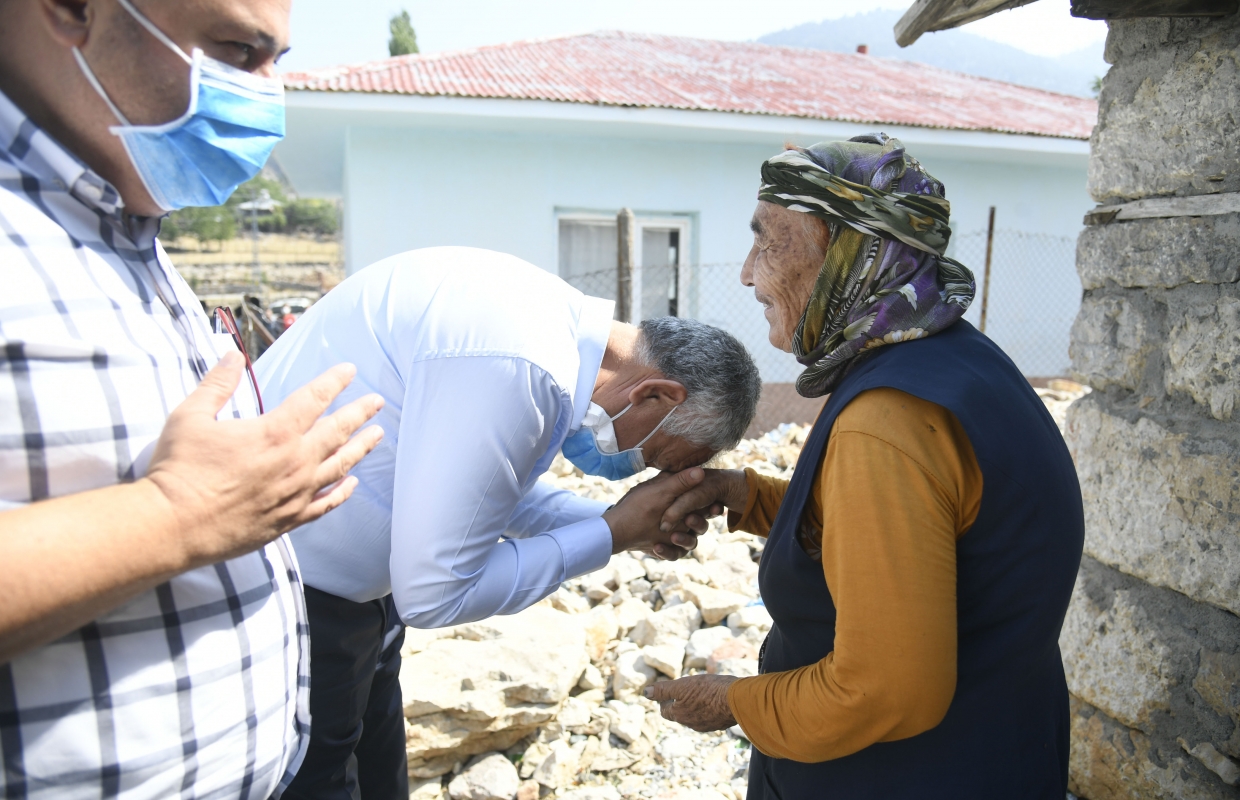 CHP’Lİ ADANA BELEDİYE BAŞKANI KARALAR’IN GİTTİĞİ HER YERDE, HALK MİTİNG HAVASINDA KARŞILIYOR