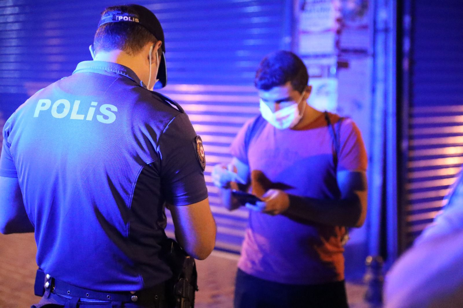 İstanbul polisi tarafından yapılan denetimlerde çok sayıda düzensiz göçmen yakalandı