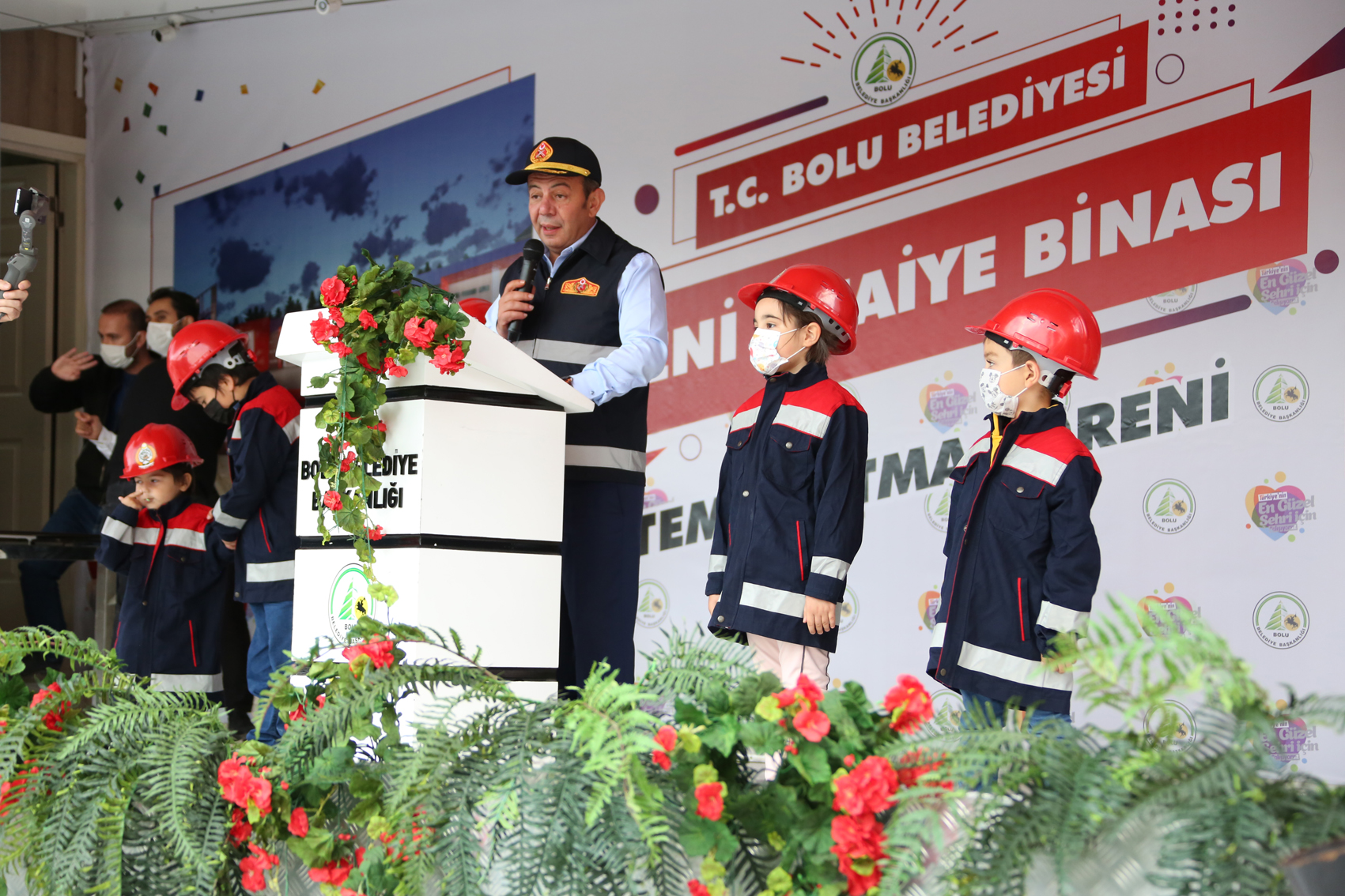 Son günlerin popüler ismi Tanju Özcan,Yeni İtfaiye Müdürlüğü Binası’nın temelini dualarla attı