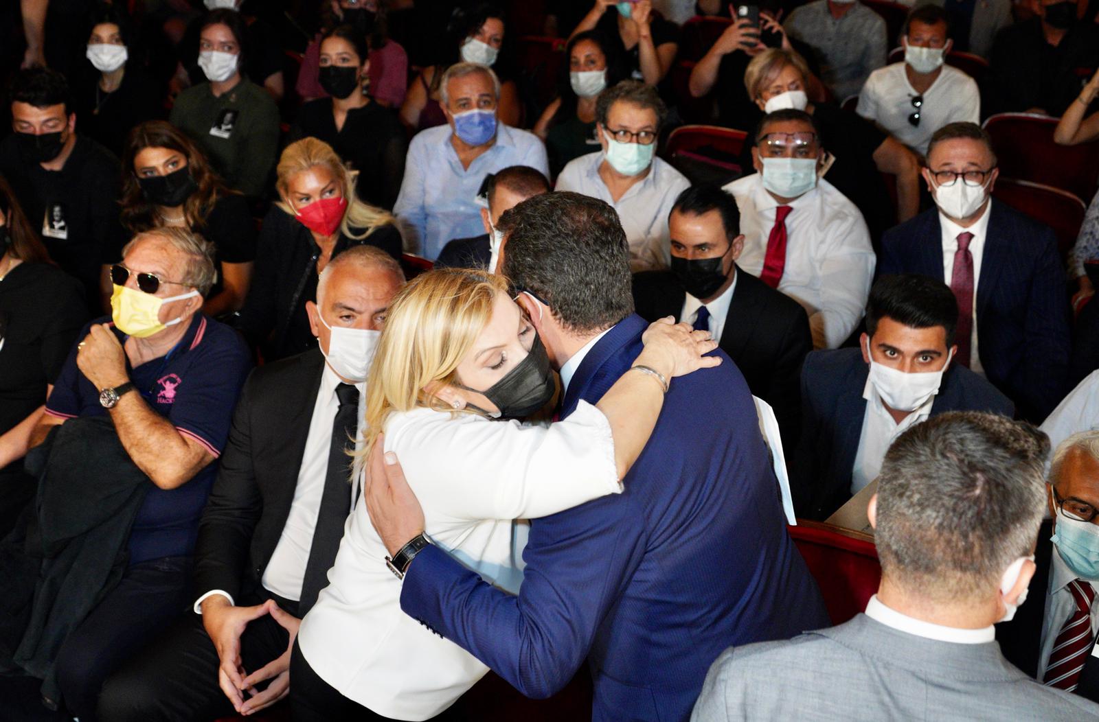 DÖRDÜNCÜ KAVUKLU FERHAN ŞENSOY, SON YOLCULUĞUNA UĞURLANDI