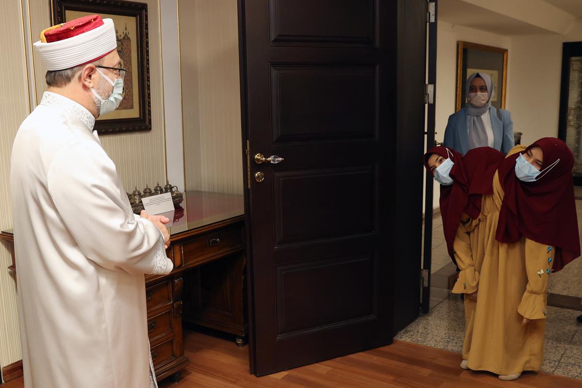 Başkan Erbaş, siyam ikizleri ile bir araya geldi