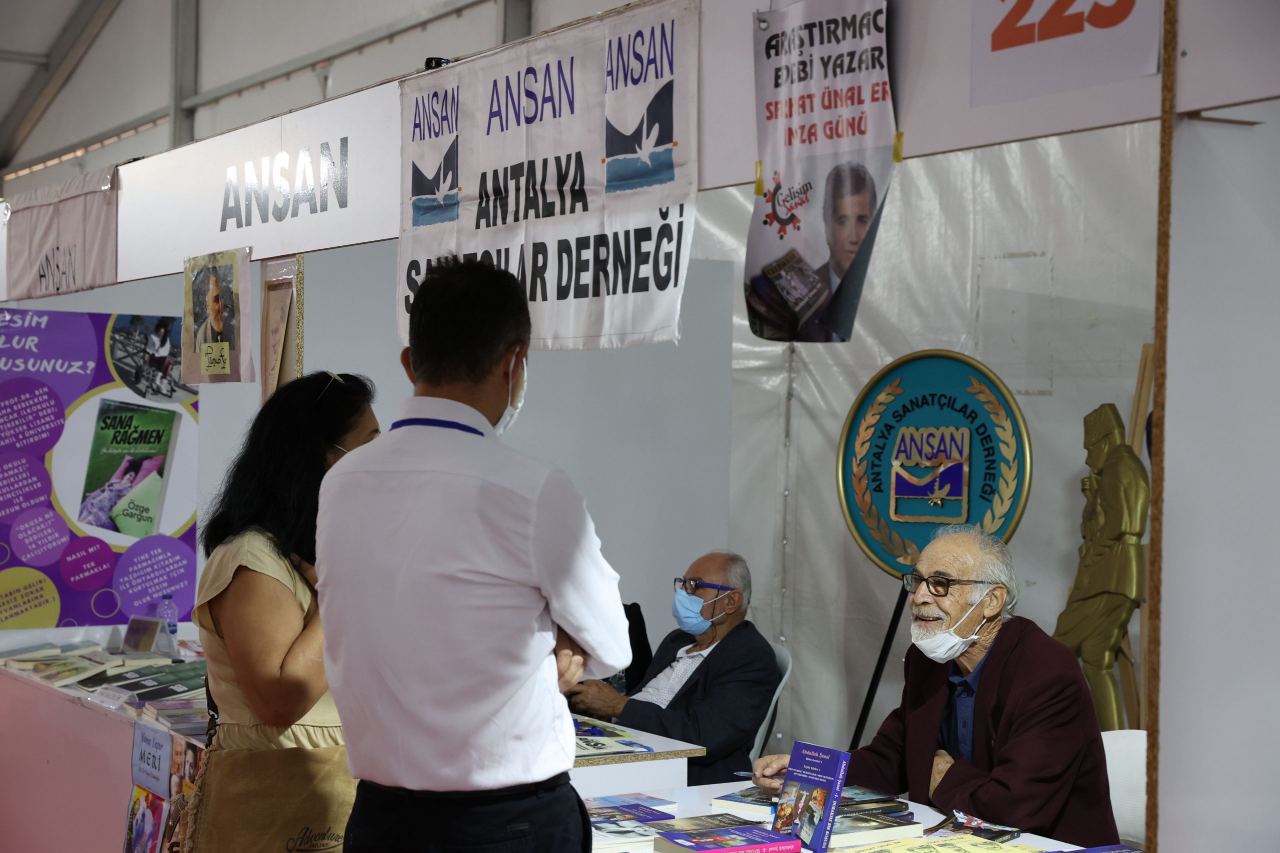 Antalyalı yazarlar 11. Antalya Kitap Fuarı’nda