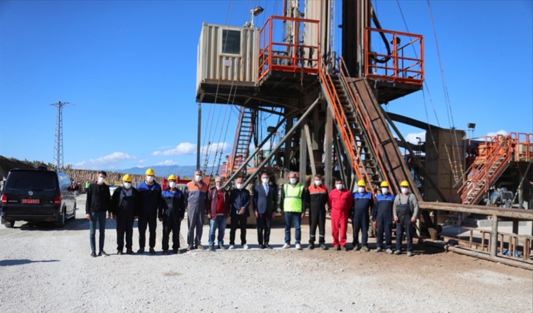 Vali Ozan Balcı, Niksar ilçesi Serenli beldesinde gerçekleştirilen ceviz hasadı programına katıldı. 