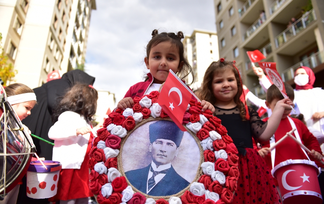 TUZLA’DA 3-6 YAŞ ÇOCUKLAR’DAN BANDOLU CUMHURİYET BAYRAMI KORTEJİ