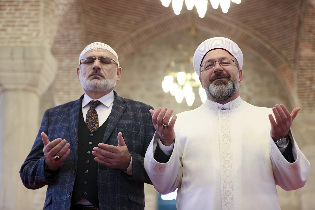 Diyanet İşleri Başkanı Erbaş, Cuma Hutbesin’de Atatürk’ü anmayınca, Vatandaşlar tepki gösterdi