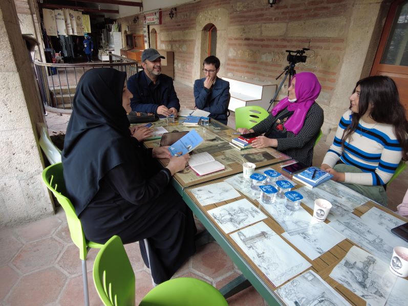 Tokat Belediyesi Şair-Yazar-Çizer Evi’nde 15 günde bir yazarlarla okurlar bir araya geliyor.