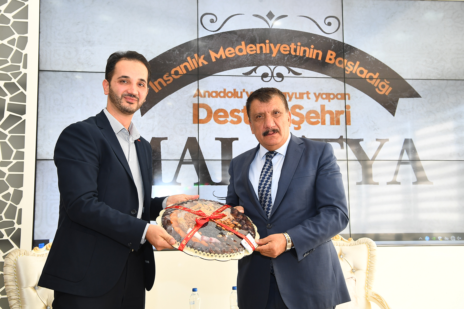 UDEF BAŞKANI DOÇ. DR. AKGÜL VE BERABERİNDEKİ HEYETTEN BAŞKAN GÜRKAN’A ZİYARET