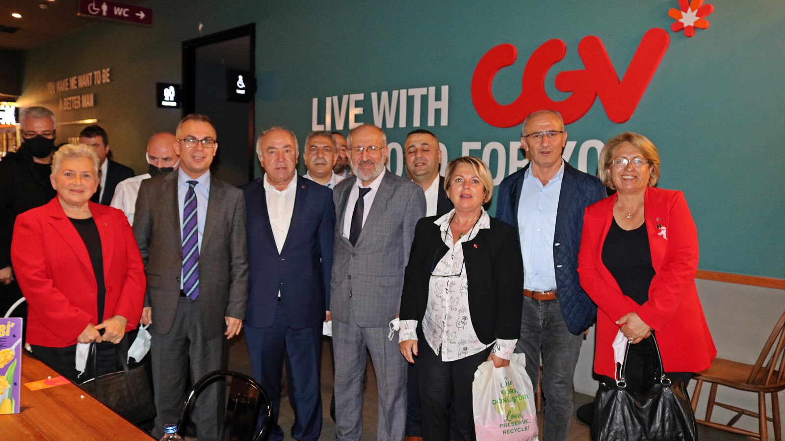 Kaymakam Tiryaki, ‘AKİF’ filmini muhtarlar ile birlikte izledi