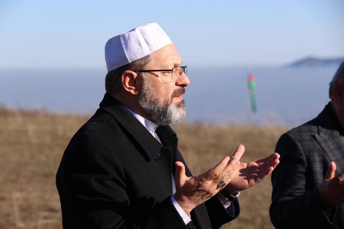 Diyanet İşleri Başkanı Erbaş, Cıdır Ovası’nda şehitler için dua etti