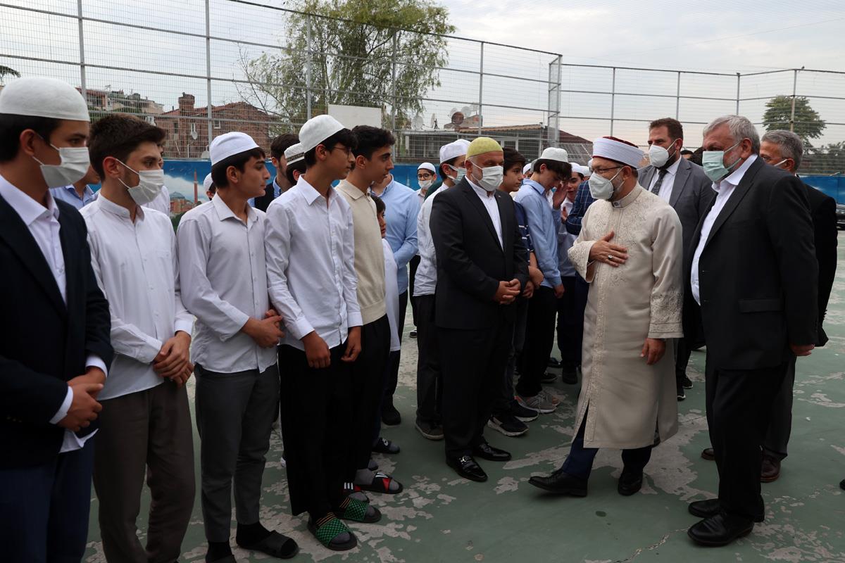 İsmailağa Kur’an Kursu’nu ziyaret eden Erbaş, Gönlüm istiyor ki hafızlarımız ilahiyat fakültelerinde akademisyen olsun.