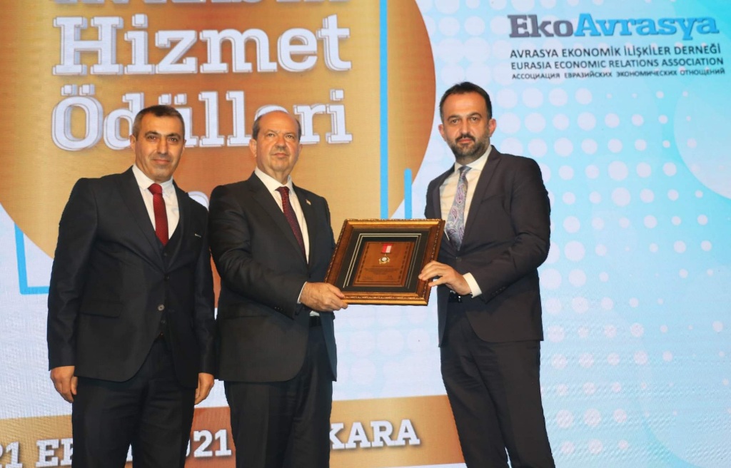 AKK BAŞKANI HALİL İBRAHİM YILMAZ’A TARİHİ VE KÜLTÜREL DEĞERLERE SAHİP ÇIKMA ÖDÜLÜ