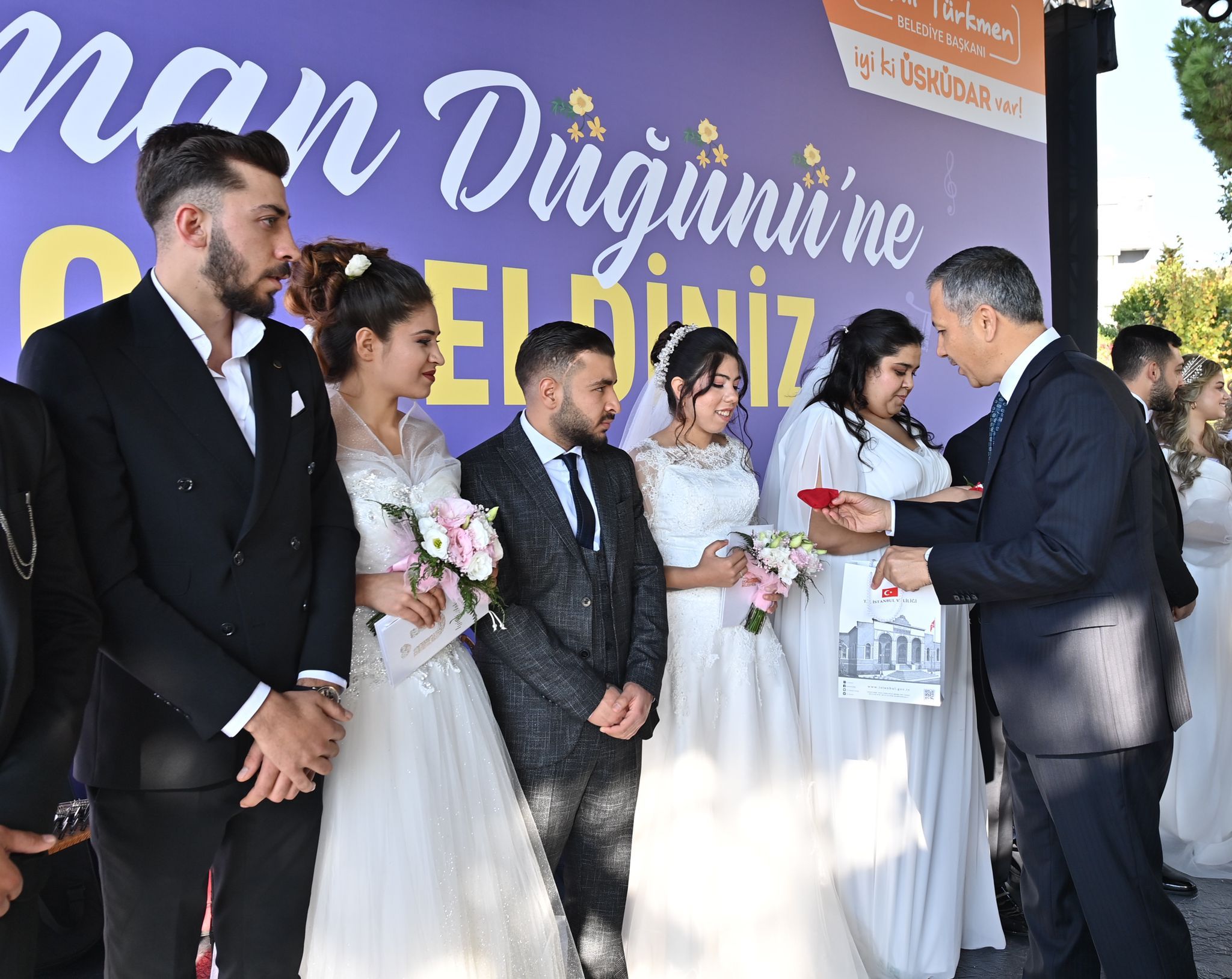 İstanbul Valisi Yerlikaya ve Kaymakam Demiryürek, 12 Roman Çiftin Nikâh Merasimine Katıldı