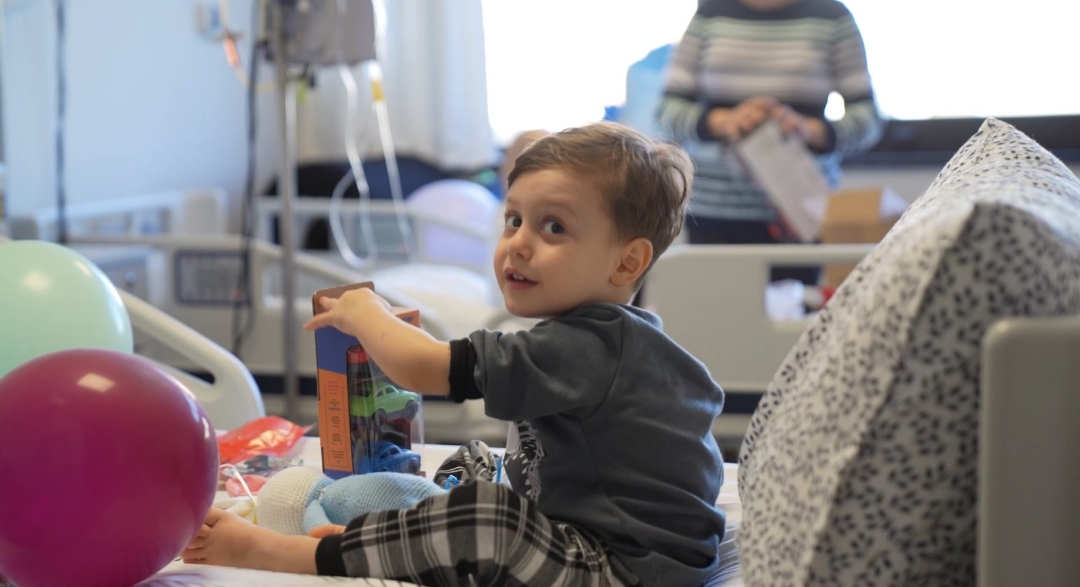 TUZLA BELEDİYESİ’NDEN LÖSEMİ TEDAVİSİ GÖREN ÇOCUKLARIN YÜZLERİNİ GÜLDÜREN SÜRPRİZ