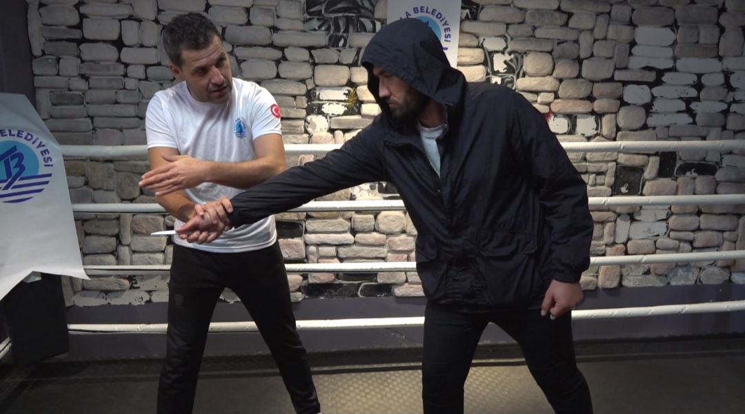 TUZLALI KADINLAR, TUZLA BELEDİYESİ’NİN KURSLARINDA KİCK BOKS ÖĞRENİYOR