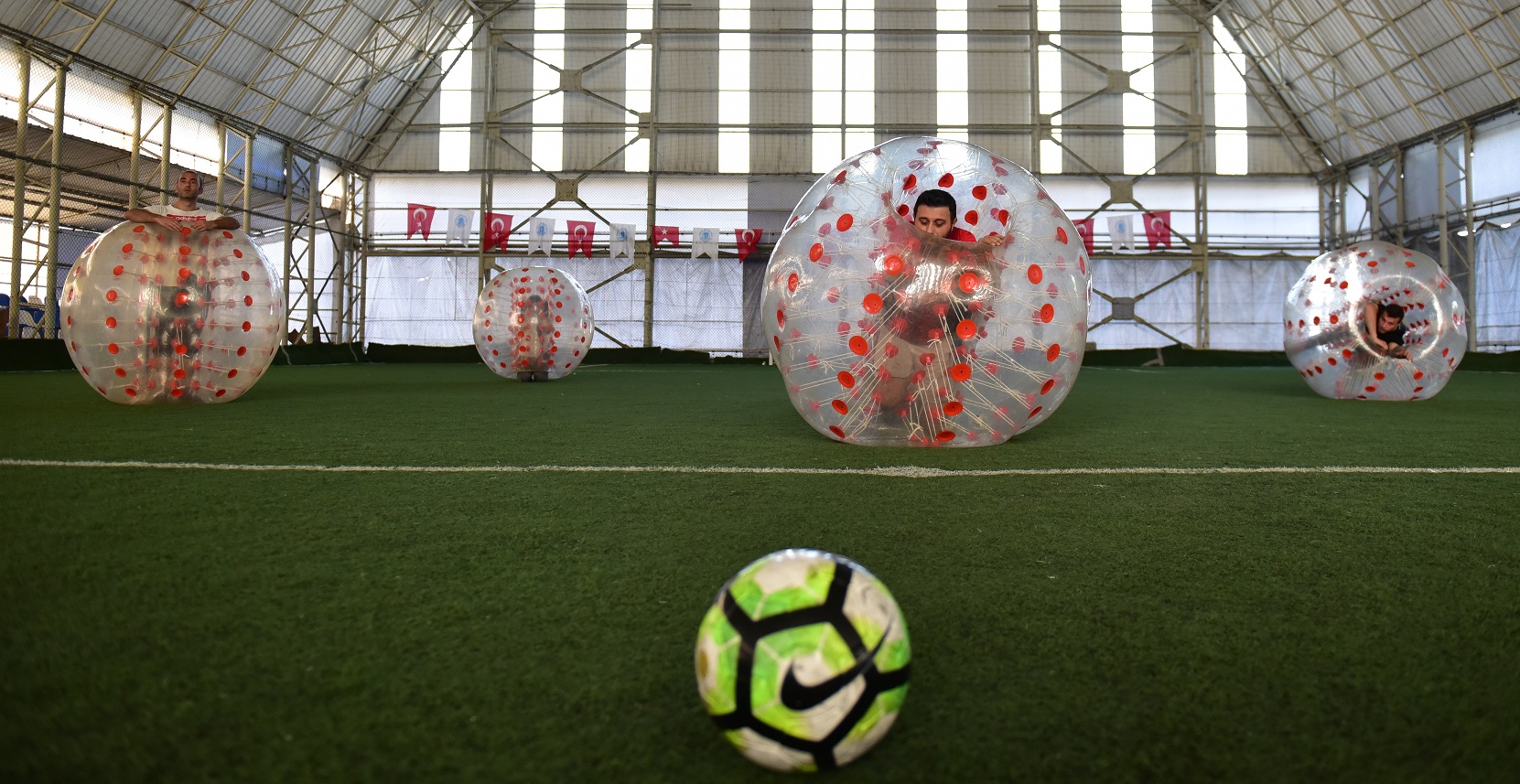 TUZLA’DA DÜZENLENEN BALON FUTBOLU TURNUVASINDA KEYİFLİ ANLAR YAŞANDI
