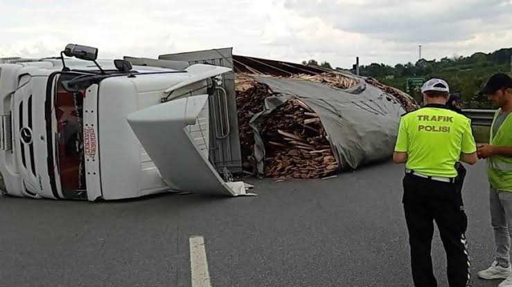 İstanbul’da Çatılar Uçtu, Ağaçlar Yıkıldı, TIR’lar Devrildi…