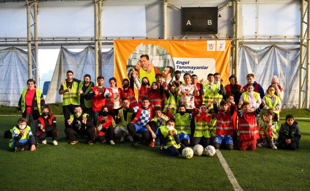 TUZLA’NIN ÖZEL ÇOCUKLARI BAŞKAN YAZICI İLE BİRLİKTE HALI SAHA MAÇI YAPTI