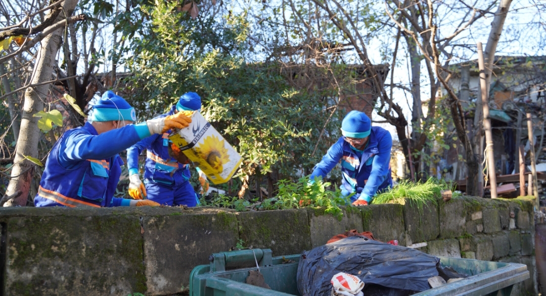 TUZLA’DA 12 TON ÇÖPÜ BAHÇESİNE TOPLAYAN VATANDAŞIN BAHÇESİ BELEDİYE EKİPLERİ TARAFINDAN TEMİZLENDİ