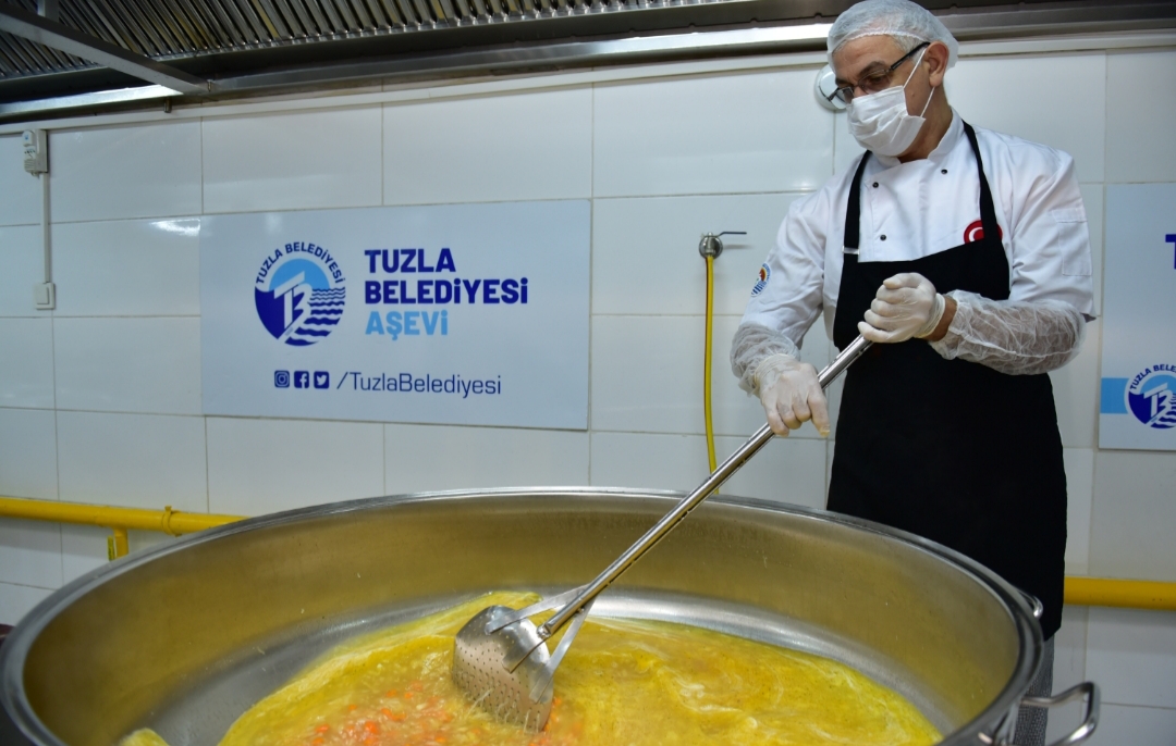 TUZLA’DA HER GÜN BİN 500 KİŞİLİK YEMEK İHTİYAÇ SAHİPLERİ İLE BULUŞUYOR