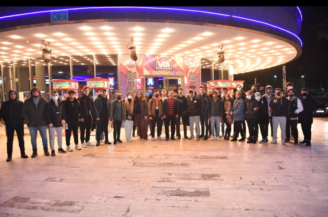 BAŞKAN YAZICI, GENÇLERLE BİRLİKTE İZLEDİĞİ MATRİX FİLMİNİ YORUMLADI