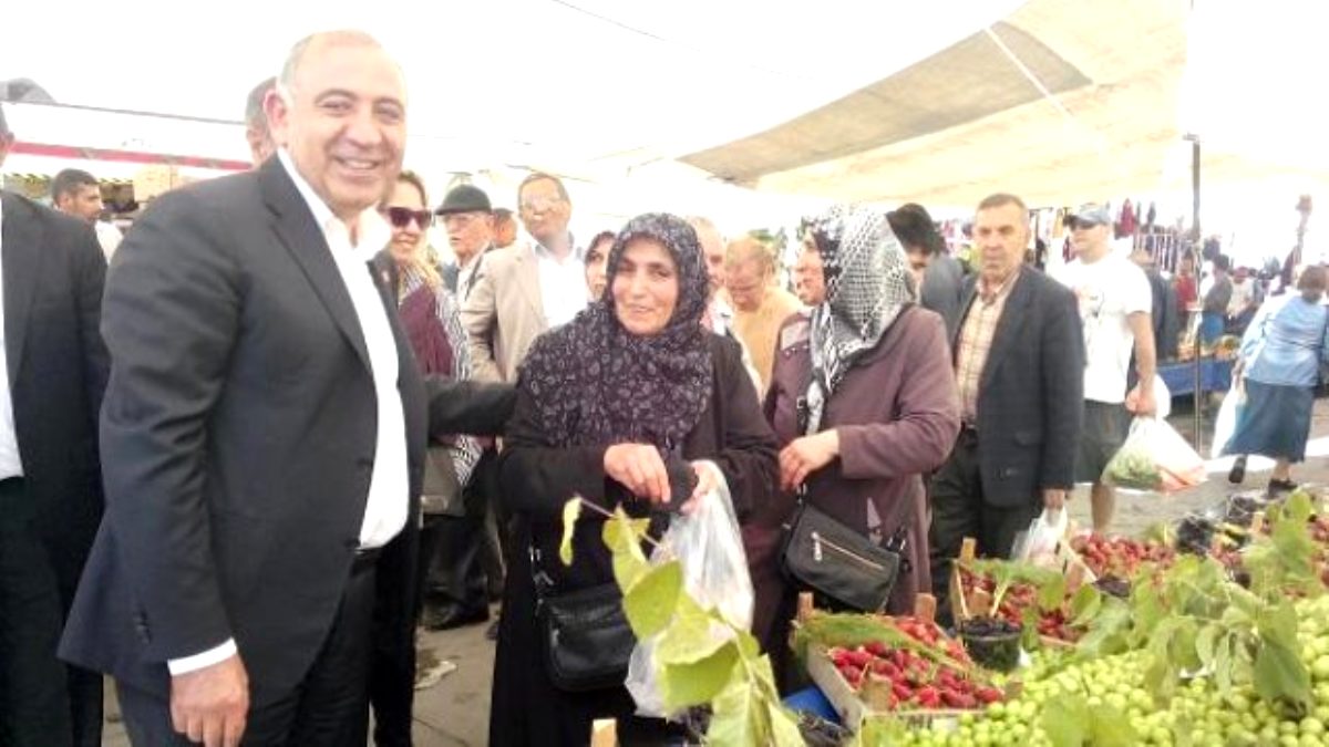 PAZARDA VATANDAŞ CHP’Lİ TEKİN’ E “ALLAH RIZASI İÇİN GARDAŞIM KURTARIN BİZİ”