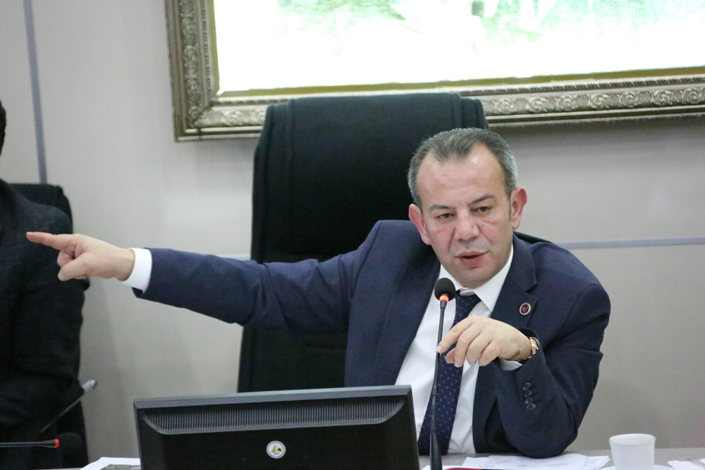 CHP’li Başkan Özcan Tüm öğrenciler tiyatroya gitsin diye…