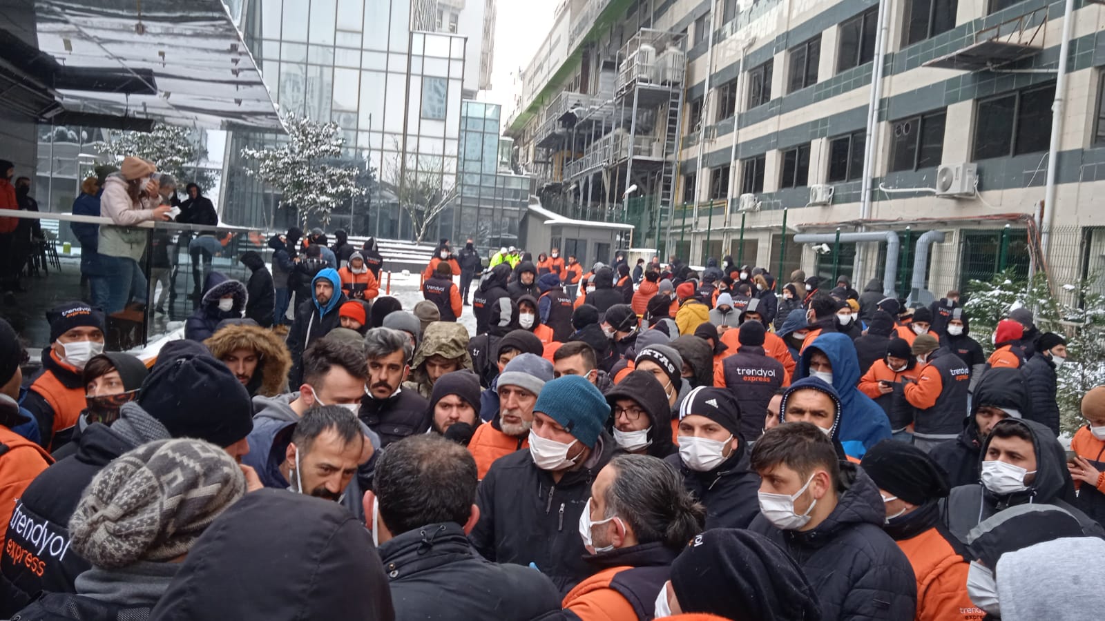 Trendyol dağıtım işçileri bazı olumsuz sebeplerden dolayı eylem yaptı 