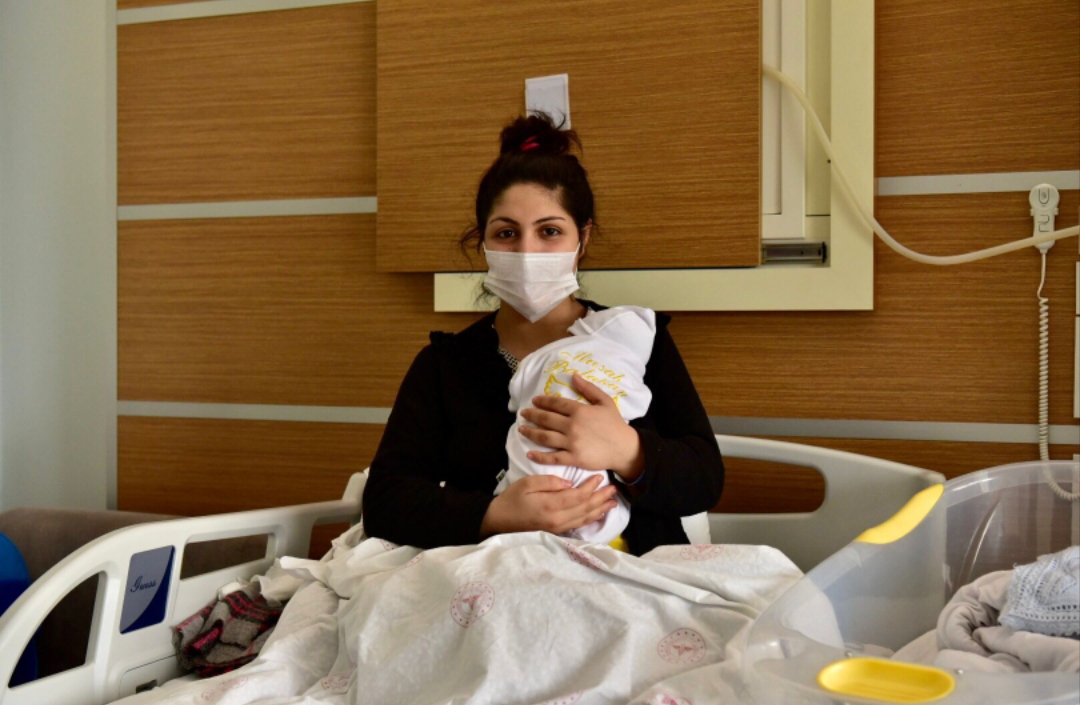 TUZLA’DA 2022’NİN İLK BEBEK VE ANNELERİNE BAŞKAN YAZICI’DAN HEDİYE