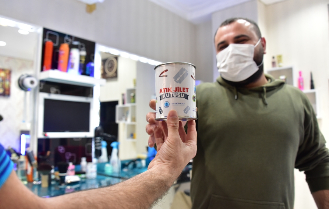 TUZLA’DA BULUNAN 360 BERBER DÜKKANINA ATIK JİLET KUTUSU DAĞITILDI