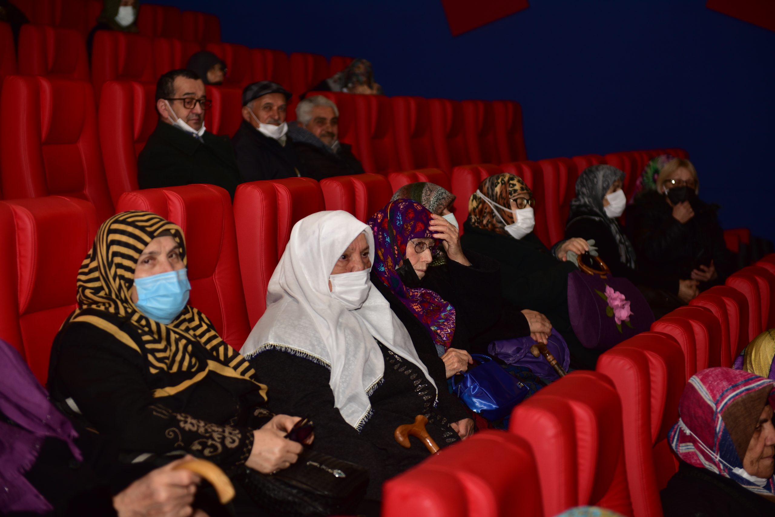 65 YAŞ ÜSTÜ BÜYÜKLER, EREN BÜLBÜL’ÜN HAYATINI ANLATAN FİLMDE, DUYGU DOLU ANLAR YAŞADI