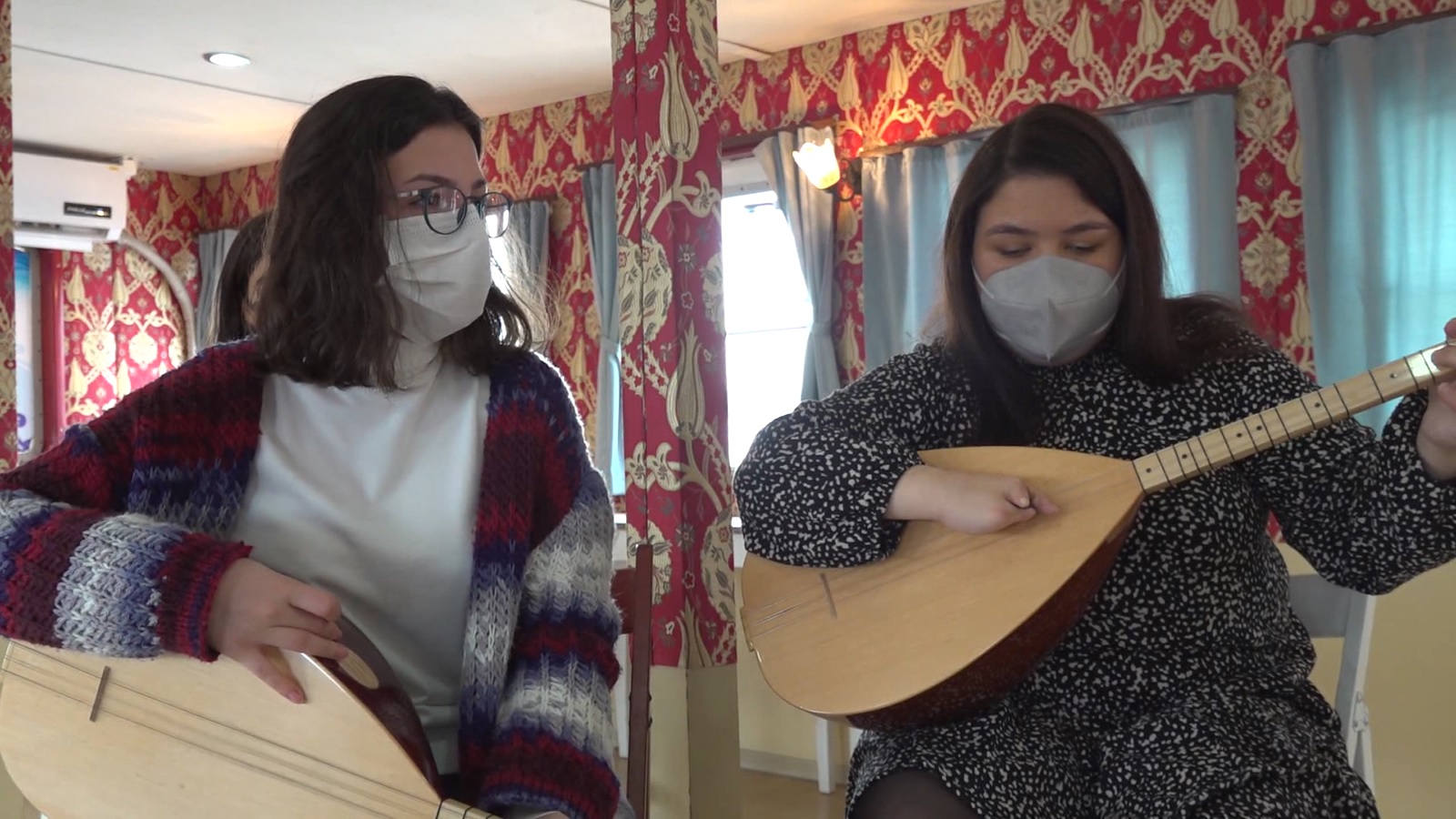 DOĞUŞTAN PARMAKLARI OLMAYAN ZEYNEP’İN KONSERVATUAR BAŞARISI