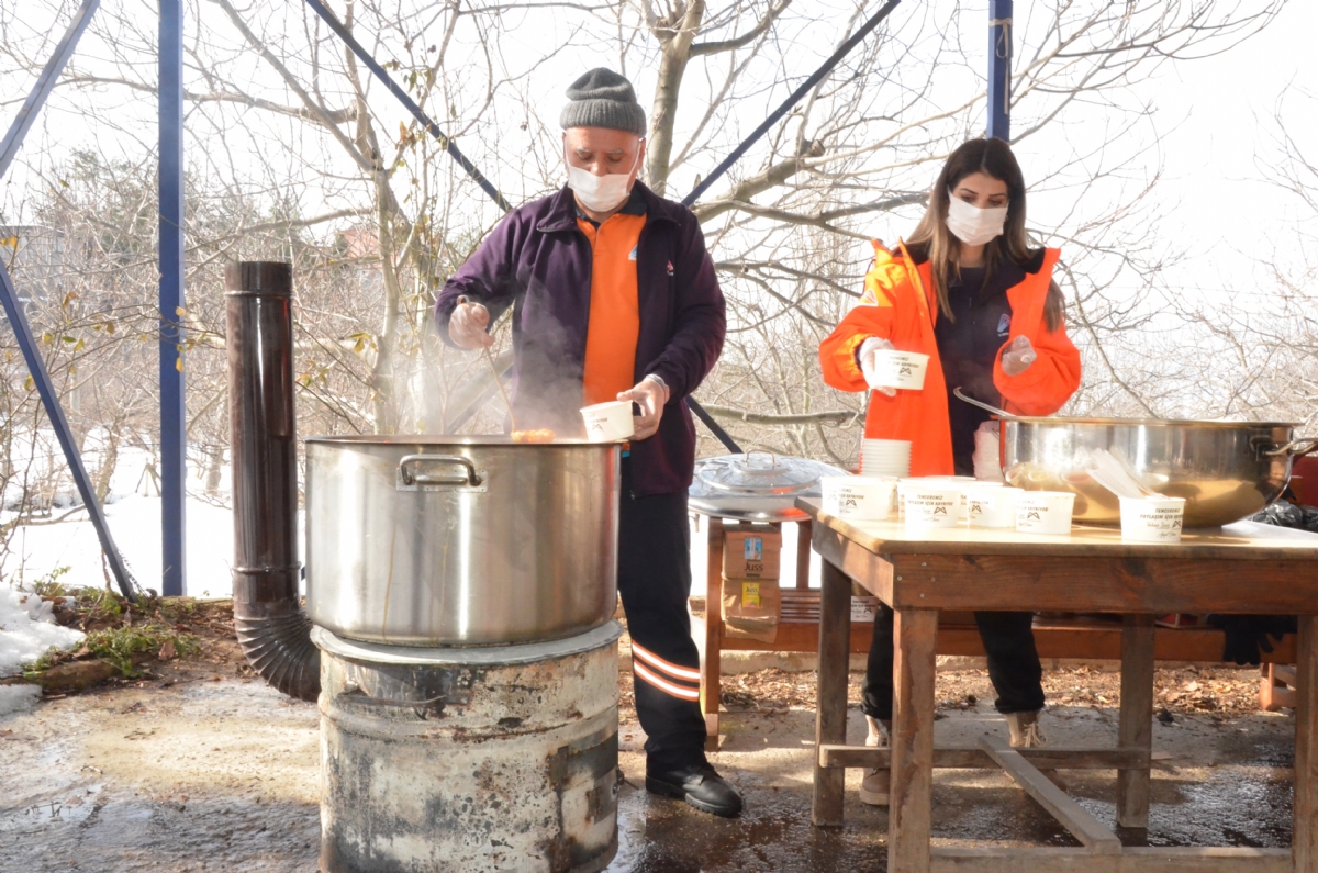 CHP’li Başkan Seçer, Karla Kaplı Mahallede Vatandaşlara Sıcak çorba ve yemek ikramı
