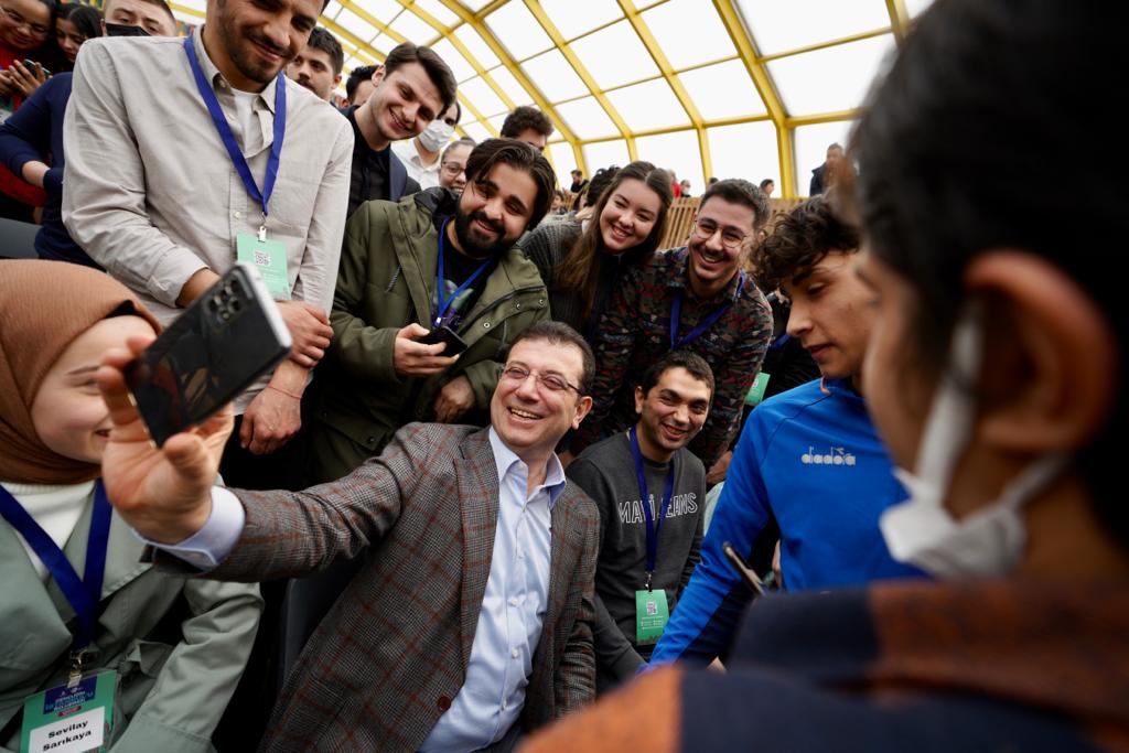 GENÇLER İMAMOĞLU’NU BAĞRINA BASTI, ESKİDEN ‘KİŞİYE ÖZEL’ HAVUZDU, ŞİMDİ ‘İPA HAVUZ’