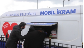 CHP’Lİ BELEDİYE VATANDAŞA, SOĞUK HAVADA SICAK ÇORBA VE ÇAY İKRAMI ‘MOBİL İKRAM ARACI’NDAN