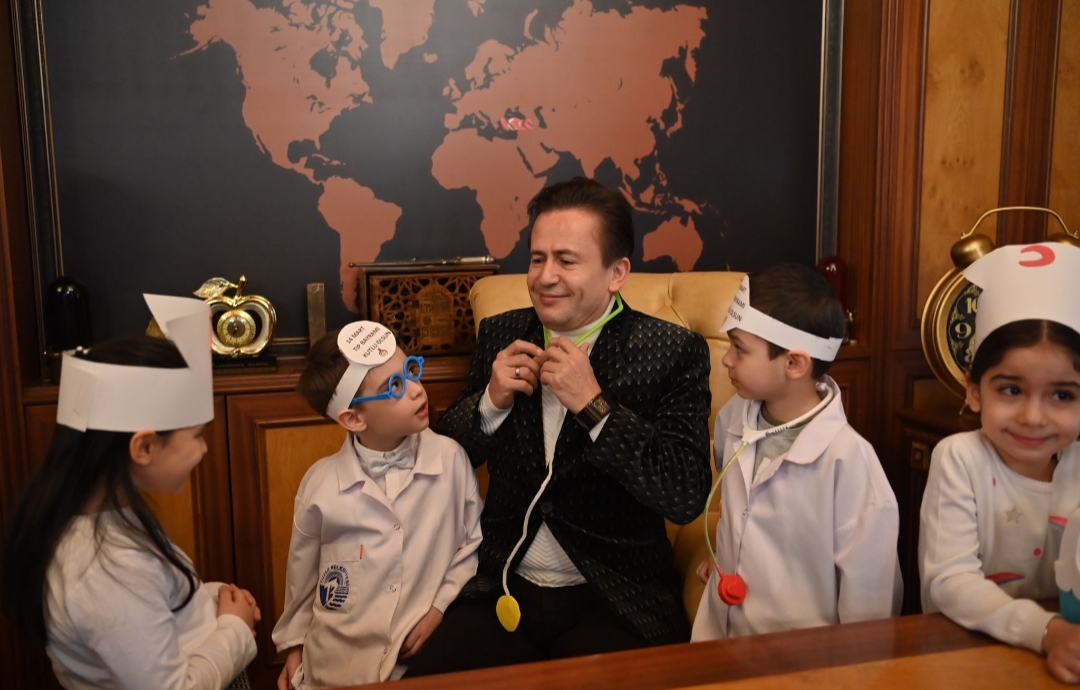 TUZLALI MİNİKLERDEN BAŞKAN YAZICI’YA TIP BAYRAMI SÜRPRİZİ