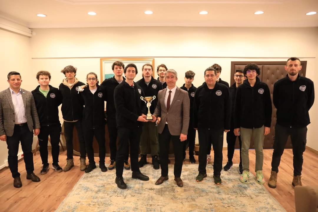 13’TE 13 YAPAN ŞAMPİYONLAR BAŞKAN OKTAY’I ZİYARET ETTİ