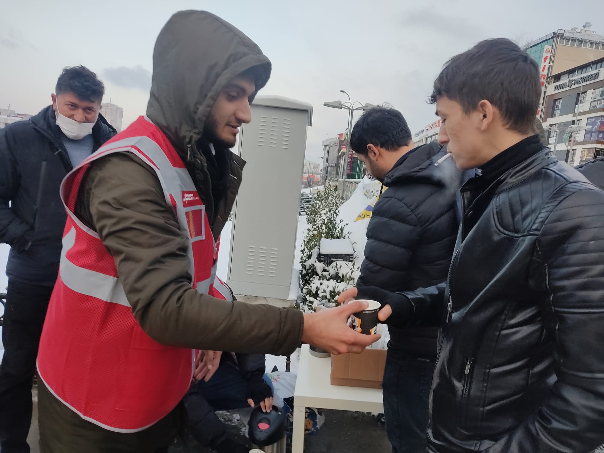 CHP’Lİ GENÇLERDEN SICAK DOKUNUŞ