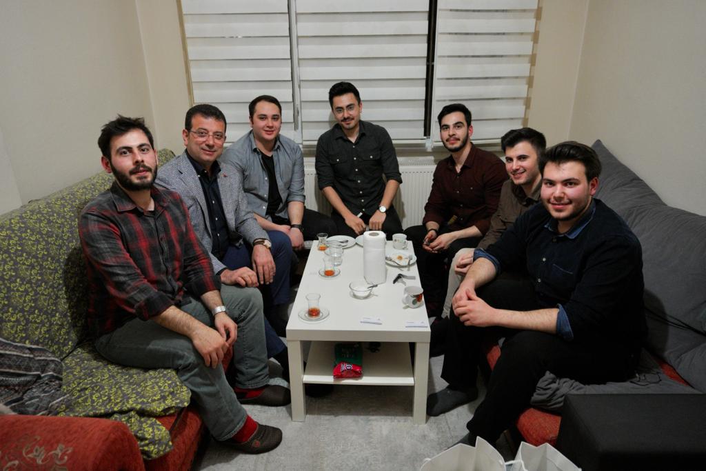 İFTARINI 6 TIP ÖĞRENCİSİYLE AÇTI