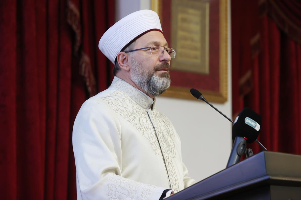 Başkan Erbaş, Âlimin ölümü alemin ölümü gibidir. Zira âlimler vahyi kendilerine kılavuz edinen Peygamberlerin varisleridir.