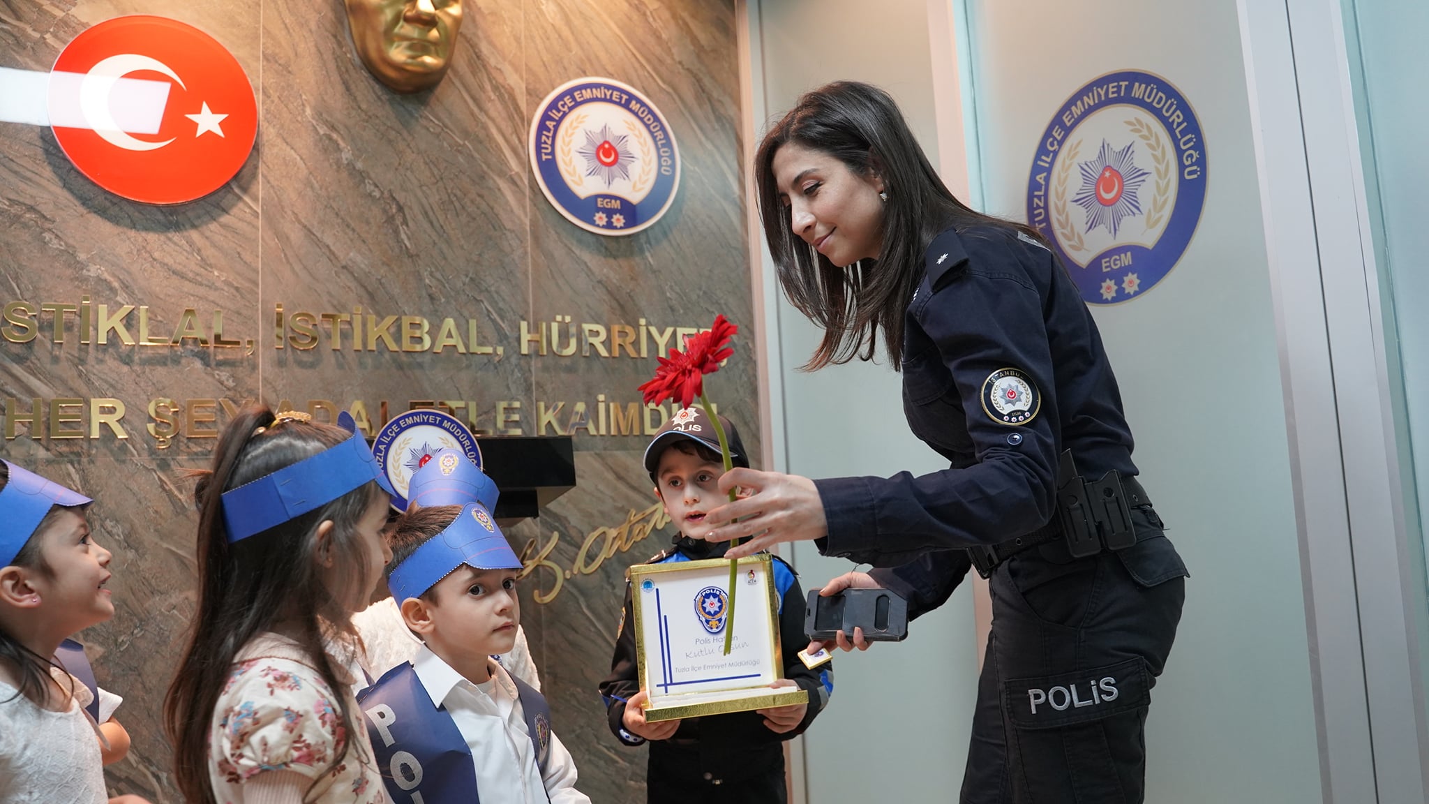 AÇEM’Lİ MİNİKLERDEN TUZLA İLÇE EMNİYET MÜDÜRLÜĞÜ’NE POLİS HAFTASI ZİYARETİ