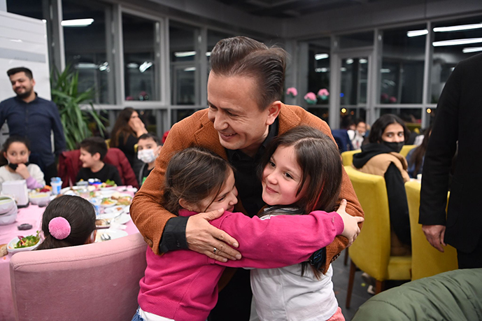 Gönül adamı Dr. Şadi Yazıcı, Tuzlalı Çocuklarla İftarda Buluştu