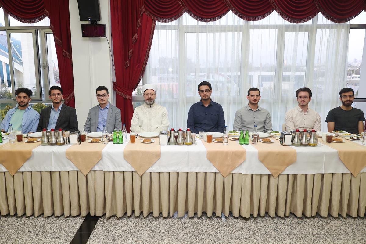 Başkan Erbaş, Hazreti Ali diyor ya, “İnsanlar ya dinde kardeştir, ya da yaratılışta eştir.” Keşke herkes Müslüman olsa bundan biz mutlu oluruz,