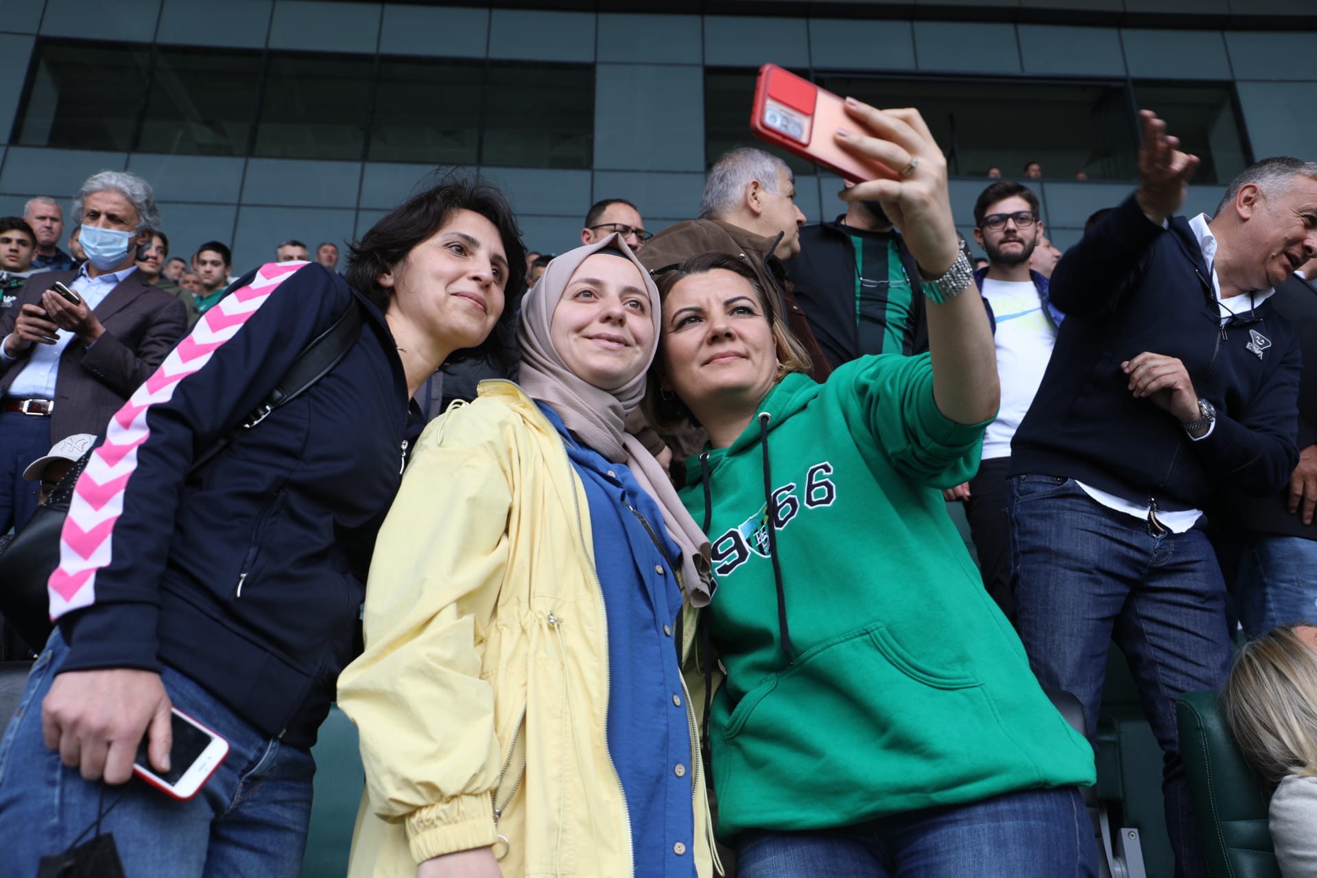 İzmit Başkan Hürriyet’i bağrına bastı adeta Sevgi Seli gibi