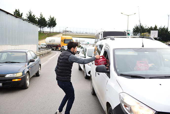 TUZLA BELEDİYESİ’NDEN İFTAR SAATİNDE YOLDA OLAN İSTANBULLULARA İFTARLIK